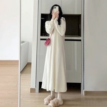 프렌치 화이트 요 여성 롱 니트 원피스입니다.