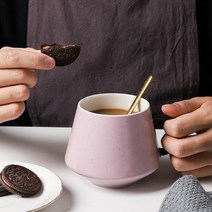 무광 홈카페 전자렌지가능 다이아몬드모양 도자기재질 머그잔 낮은 머그컵 신혼그릇 그립감, 핑크