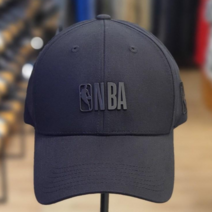 NBA 22년 신상품!! 남여공용 로고 메탈 장식 포인트 깔끔한 디자인 데일리 연출하기 좋은 블랙 칼라 롱챙 볼캡 챙 모자