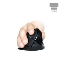 손목이 편한 각도로 설계된 NV72-VMS10G 무선 마우스.