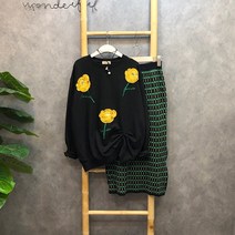 라임브릿지 프리지아 플라워 입체 자수 맨투맨