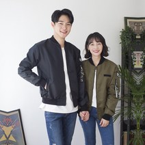 이지이지 국내생산 (EY582) 시밀러룩 아미와펜 커플항공점퍼 블루종