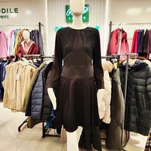 크로커다일레이디 우아한 디테일 감각 표현 라운드넥 플레어 블랙 원피스 뉴코아 인천점