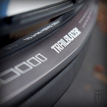 USK 트레일블레이저 RS 트렁크범퍼 알루미늄 커버 스크래치 기스방지 몰딩 포인트 레터링 각인 튜닝 악세사리