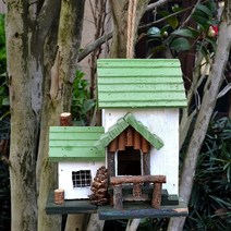 새둥지 나무 예쁜 새집 새장 정원 꾸미기 야외 마당 가든 소품, 녹색 지붕의 흰 담벼락과 새 둥지.