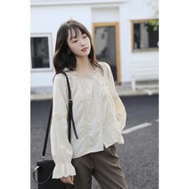 [여자여자몰]콩단추 프릴 라운드넥 레이스 테이프 코튼 면 긴팔 밴딩 소매 간절기블라우스