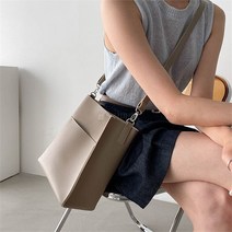 여자 스퀘어 휘뚜루마뚜루 솔리드 무광 크로스백