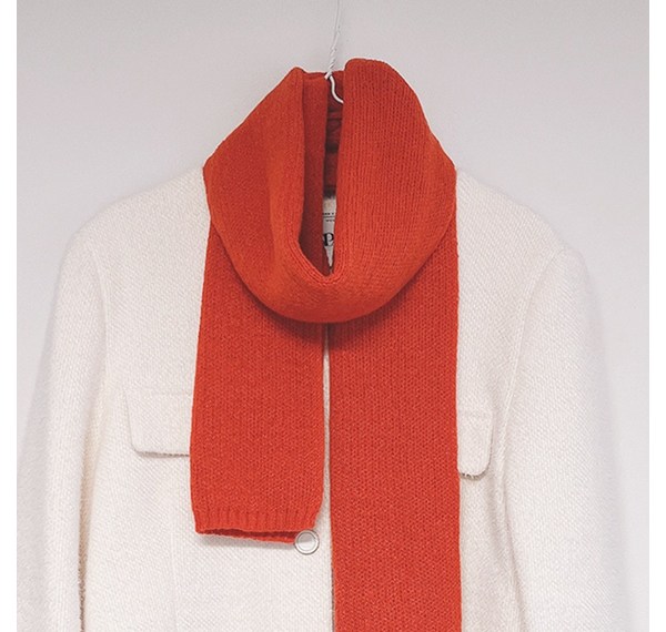 겨울 감성 물씬, 당신의 스타일을 완성할 완벽한 빨간 목도리: 종류, 선택 팁, 스타일링 가이드