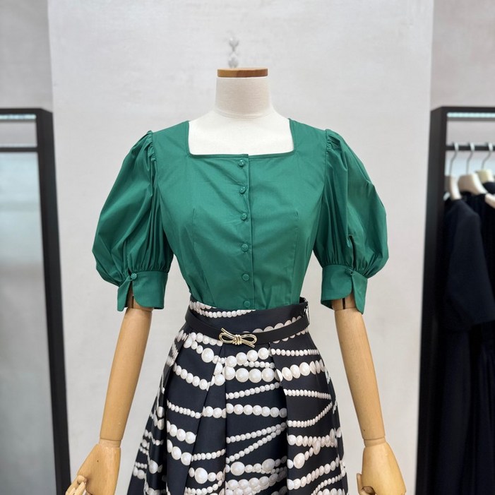 국내매장 정품 모조에스핀 스퀘어넥 퍼프소매 블라우스 CA 653073