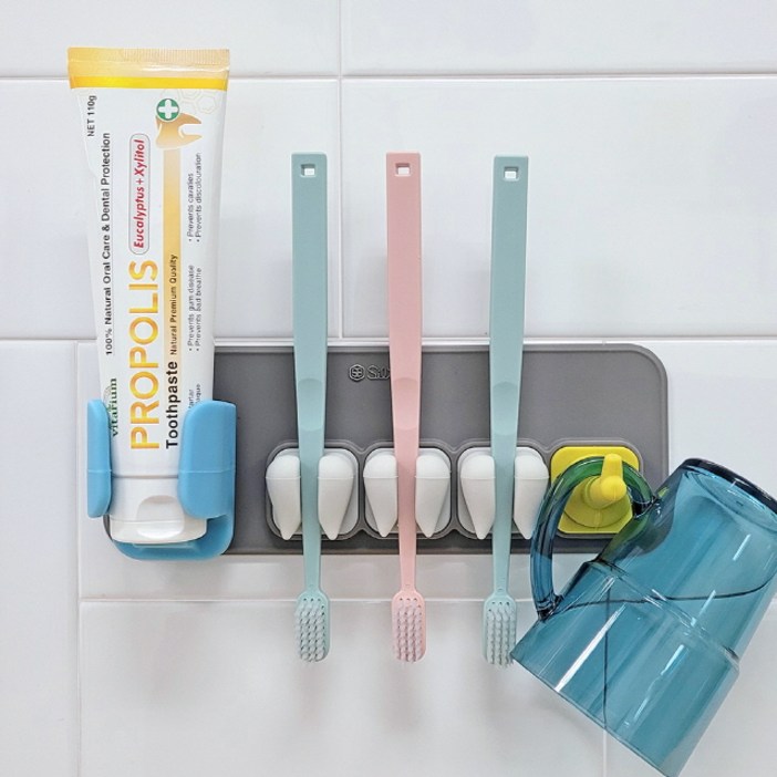 실리콘 흡착식 칫솔걸이 치약 면도기 꽂이 허그멀티패밀리 무타공 거치대, 1개