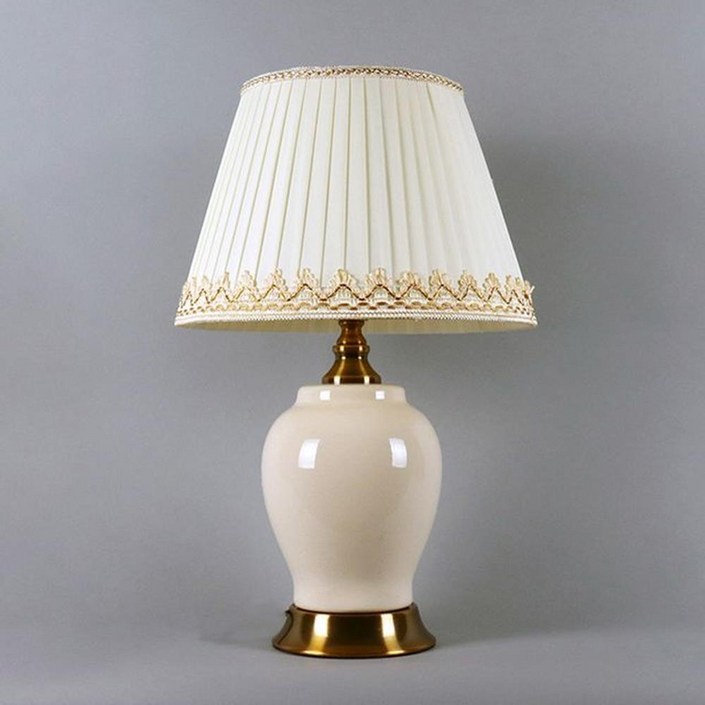 카페 매장 화사한 인테리어 오브제 도자기 레이스 단스탠드 간접등 모던