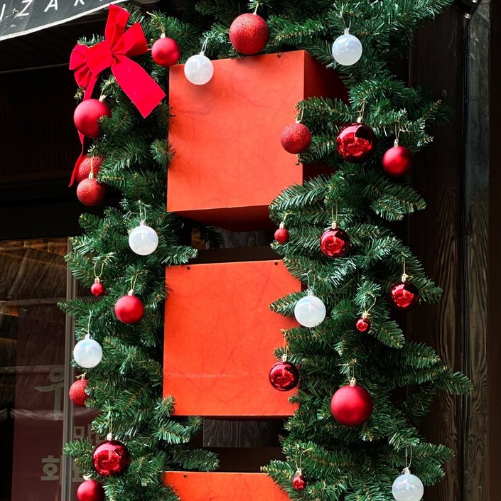 내일공간 크리스마스리스 넝쿨트리 트리가랜드 오나먼트 포함 풀세트 크리스마스 인테리어 장식 업소용 벽트리, 1개