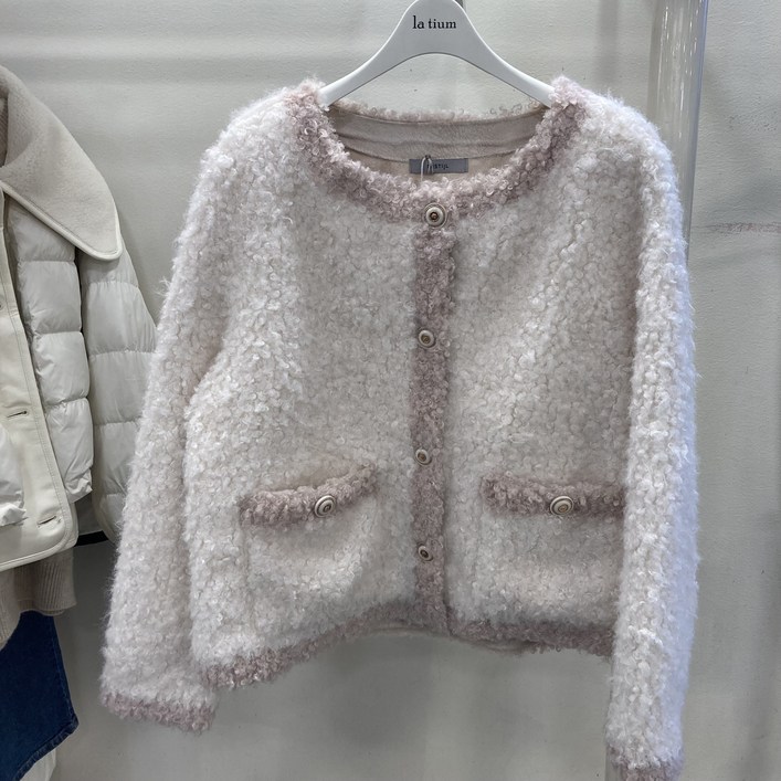 라티움 데스틸 겨울뽀글이 쟈켓 귀엽고 따뜻한 겨울 라운드 노카라 쟈켓 D2443JK12