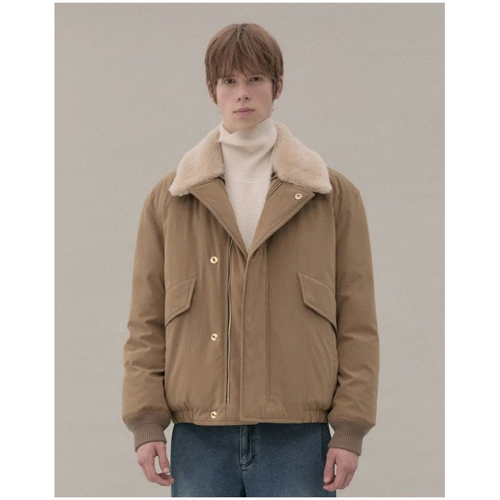 질스튜어트뉴욕 맨 24FW 베이지 디테쳐블 무스탕 카라 구스다운점퍼 JNJU4D113I2 431931