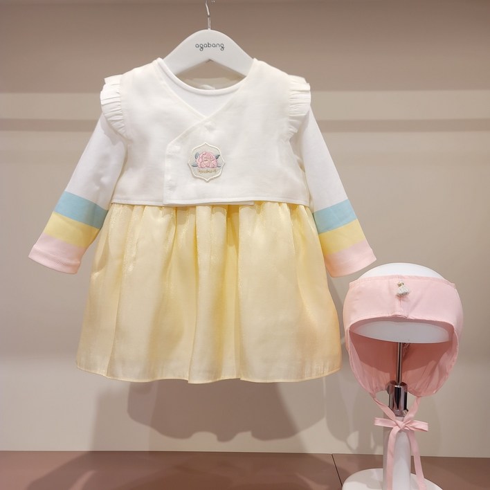 아가방강남점 사랑스러운 컬러감의 한복 바디수트 소매의 나염이 색동저고리 느낌에 바디수트 모자세트