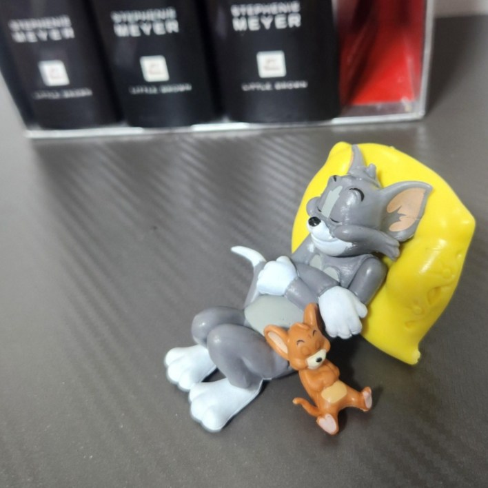 차량 및 책상용 톰과제리 피규어접착테이프 포함