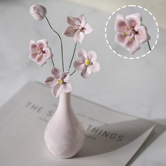 도자기 꽃병에 보라색 꽃