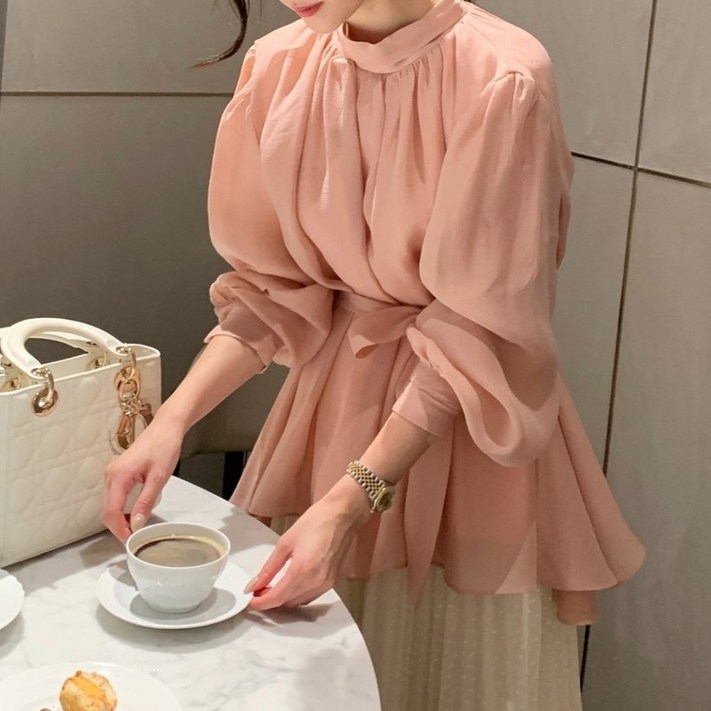 쪼예 무드 새틴 볼륨 셔링 스트랩 루즈핏 블라우스