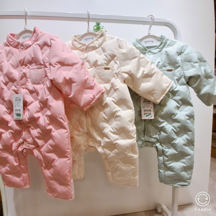 아가방 안양점  23년겨울신상 30 할인 핑피핑크한 오리털 무봉제 우주복 세가지 색상 손발싸개가 되어있어 바람 들어갈곳 없어 따뜻한 겨울을 보낼수 있는 우주복이예욤