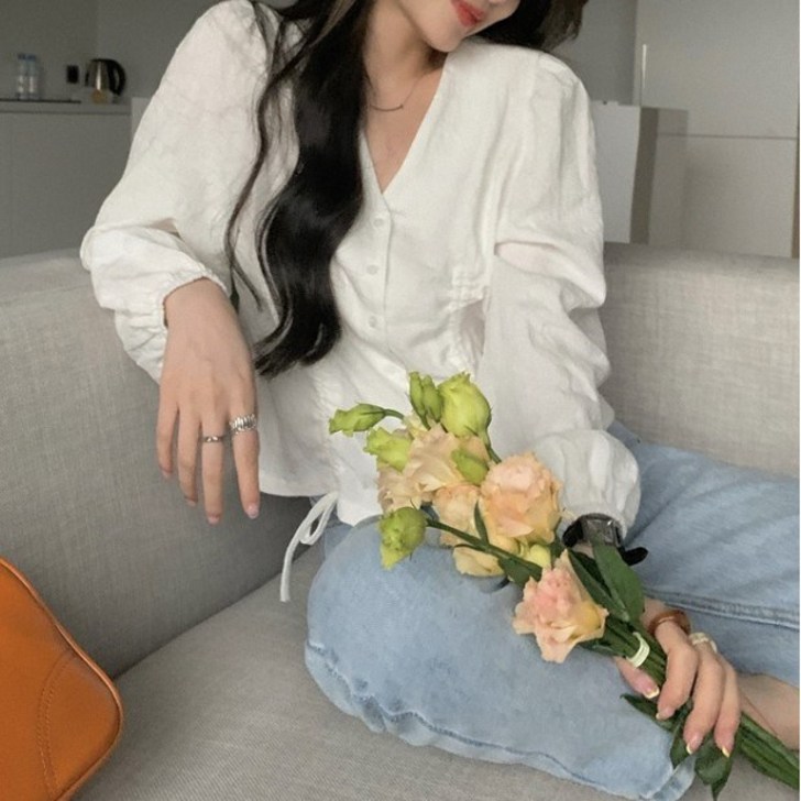 레티고 브이넥 어깨퍼프 밑단 리본끈 긴팔 셔츠 블라우스 레티고 브이넥 어깨퍼프 밑단 리본끈 긴팔 셔츠 블라우스